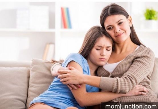 Ilustrasi orang tua memeluk anak remajanya yang depresi, foto via IDNTimes.com