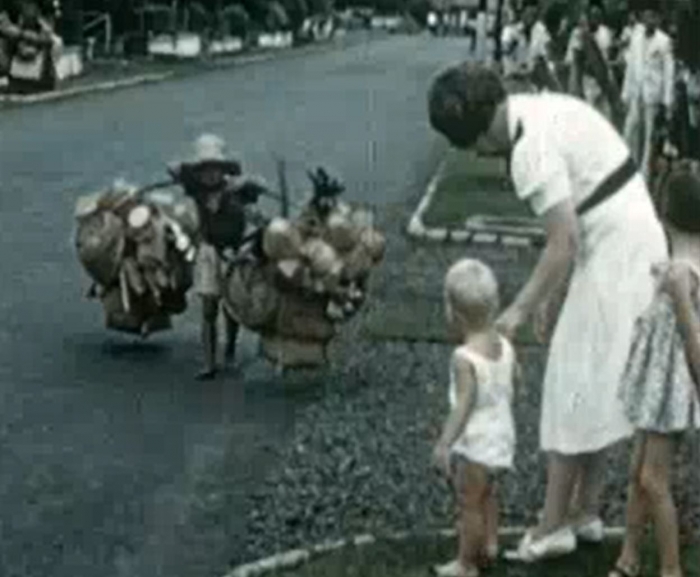 Anak kecil berdagang keliling (sumber: Internet Archive, Public Domain)