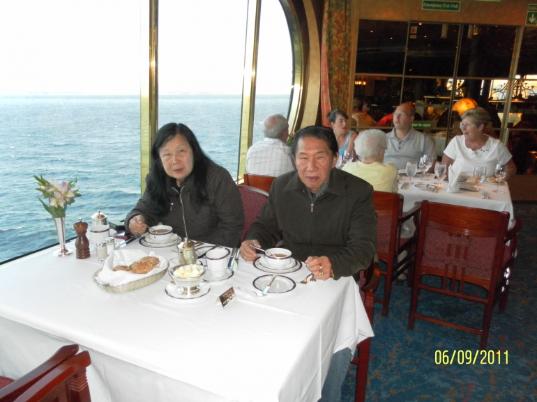 Meja makan untuk berdua menghadap laut lepas (dok pribadi)