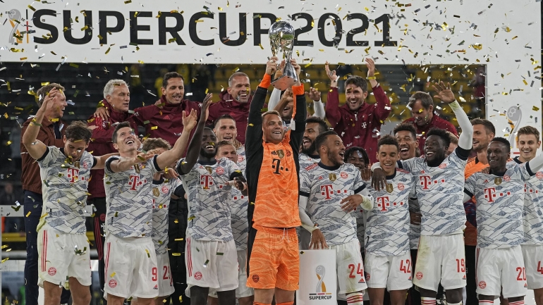 Bayern Munchen merayakan gelar juara Piala Super Jerman. (via news.cgtn.com)