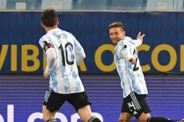 Kapten timnas Argentina Lionel Messi turut merayakan gol Alejandro 
