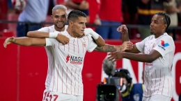 Pemain Sevilla merayakan gol ke gawang Rayo Vallecano. (via goal.com)