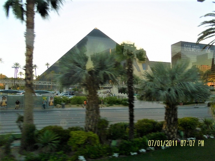  Hotel Luxor di Las Vegas dikelilingi pohon Palem seperti di Mesir(dok pribadi)