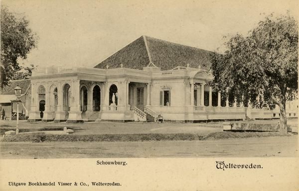 Schouwburg, sekarang Gedung Kesenian Jakarta (sumber: KITLV Universiteit Leiden)