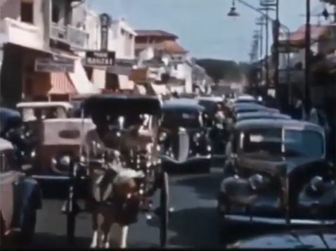 Keramaian dan kemacetan Jalan Pasar Baru (sumber: Internet Archive Public Domain)