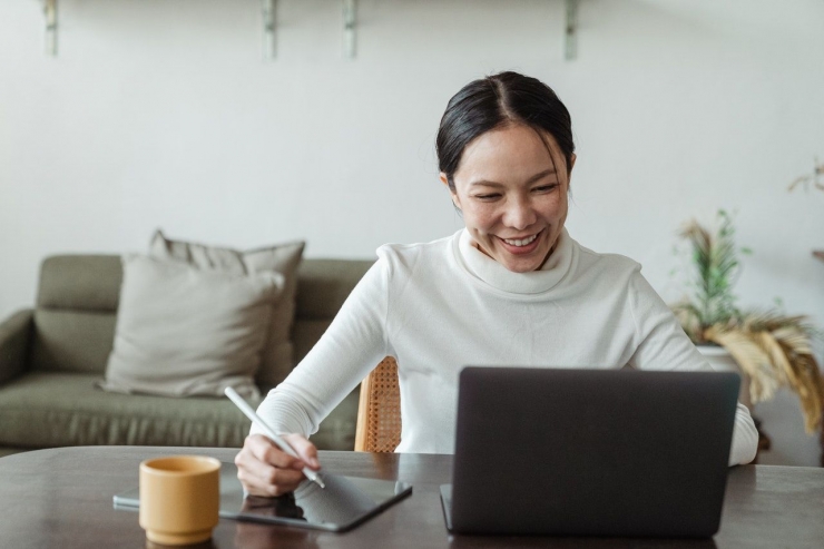 Wanita bahagia penginspirasi hati - Photo by Ketut Subiyanto from Pexels