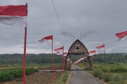 Bendera Merah Putih di areal persawahan Pedukuhan Dobangsan, Kelurahan Gripeni, Wates, Kulon Progo, DIY (Sumber: regional.kompas.com)