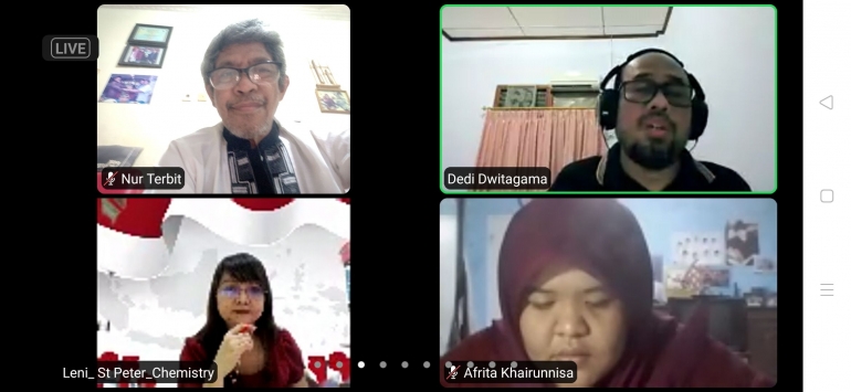 Webinar atau diskusi virtual seperti ini juga butuh jaringan internet yang memadai (foto Nur Terbit)