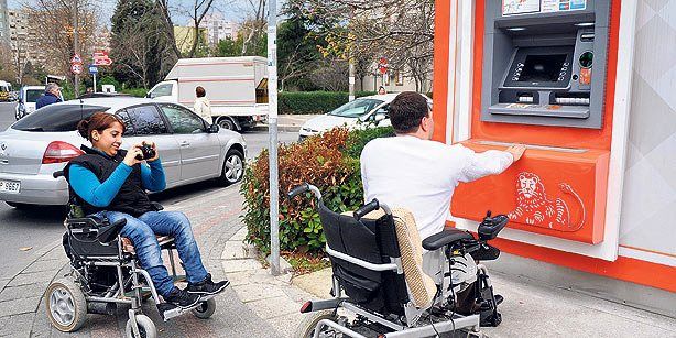 Ketinggian mesin ATM yang disesuaikan dengan ketinggian kursi roda di perkotaan 