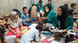 Mahasiswa KSM UNISMA melakukan bimbingan belajar untuk sekolah dasar di desa Bringin Kec. Wajak Kab. Malang Jawa Timur (dokrpi)