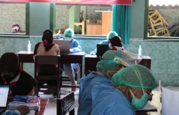 Siswa menengah Kota Madiun antri untuk mendapat vaksin (foto dokumen SMPN 9 via IG)