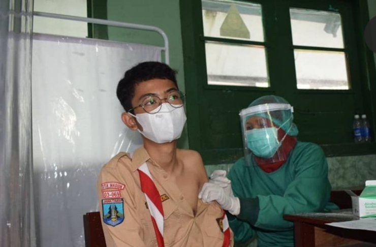 Siswa SMPN 9 Madiun mendapat vaksin (foto dokumen pribadi SMN 9)