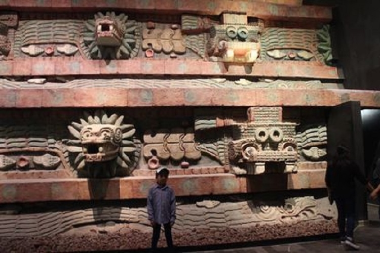 Reruntuhan kuil Piramida Teotihuacan yang terkenal menjadi fokus pengunjung/dok pribadi