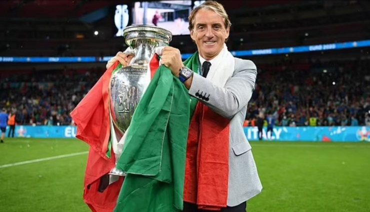 Robero Mancini dan trofi Piala Eropa: Dailymail.co.uk