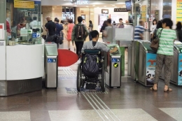 Stasiun MRT yang menyediakan kursi roda, serta ketinggian tap kartu yang sesuai dengan ketinggian kursi roda|www.sqfeed.com