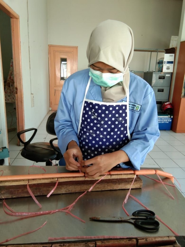 pengikatan pencetakan sosis