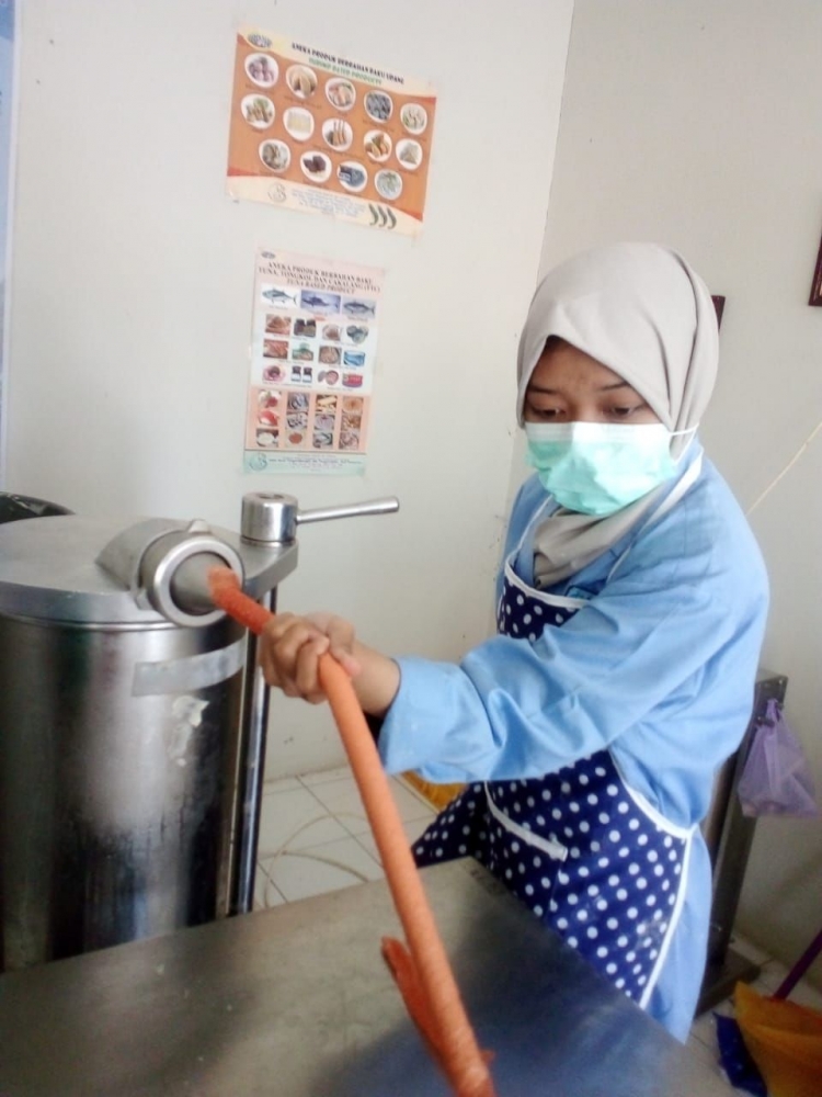 pemasukan adonan sosis