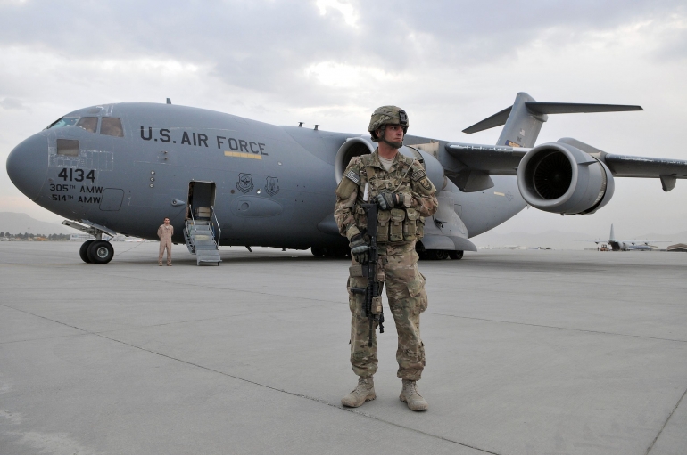 Pesawat Angkut C-17 di bandara Kabul. Sumber: Master Sgt.Michael O'connor/wikimedia