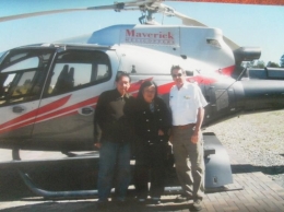 Berfoto bersama pilot dan helicopter (dok pribadi)