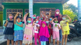 Mahasiswa UNISRI Surakarta foto bersama anak-anak dengan menunjukkan hasil karyanya.