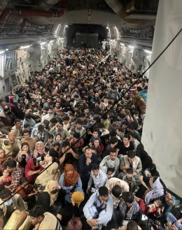 Warga Afghanistan yang berjejal di dalam pesawat angkut raksasa C-17 milik AU AS. Sumber: www.defenseone.com