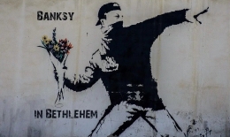Mural karya Banksy di Betlehem. | Art-critique.com