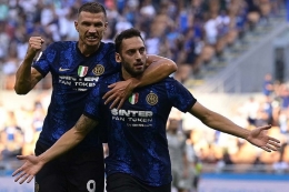 Hakan Calhanoglu (depan) dan Edin Dzeko langsung on fire dalam debut bersama Inter Milan/FotoTwitter @Inter_en via Tribunnews.com