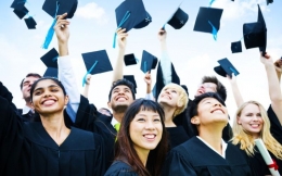 Kebahagiaan lulusan baru saat diwisuda. Foto: Shutterstock