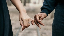 Ilustrasi tangan pria dan wanita dalam menjalani hubungan (id.berita.yahoo.com)