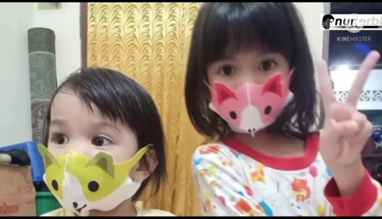 Ini masker khusus anak-anak dipakai cucu saya Seruni dan Senandung (foto dok Nur Terbit)