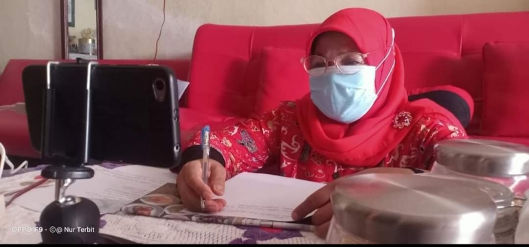 Ibu guru TK Bunda Sitti Rabiah daring juga pakai masker (foto dok Nur Terbit)