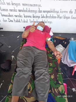 Sosok Pak Mohtar saat mendonorkan darah yang selalu dilakukannya dengan rutin/Sumber: Dok.Pri