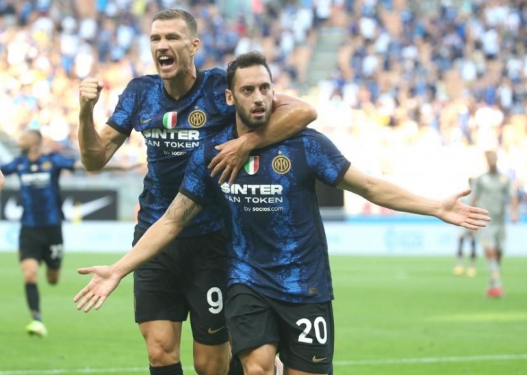 Pemain Inter Milan merayakan gol ke gawang Genoa. (via acehfootball.net)