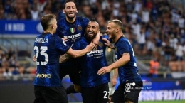 Arturo Vidal dan para pemain Inter lain merayakan selebrasi gol ke gawang  Genoa (sumber : bali.tribunnews.com)