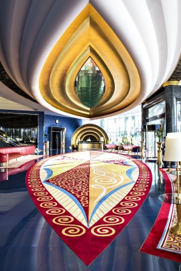 Karpet indah di lobby hotel. Sumber: www.thepinnaclelist.com