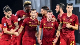 Pemain AS Roma merayakan gol ke gawang Fiorentina. (via newsbeezer.com)