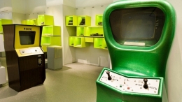 Computer space (hijau) dan Pong (kuning). Photo: Computerspielemuseum