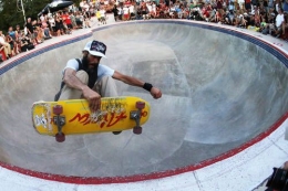 Tony Alva, legenda skateboard|Ilustrasi : Hypebeast