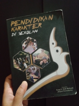 Foto : Buku Pendidikan Karakter di Sekolah / Kang H. Dedi Mulyadi (dokpri Hana Marita Sofianti)