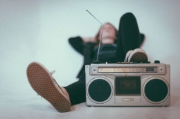 Ilustrasi anak remaja asyik mendengarkan radio. Sumber: photstock via grid.id
