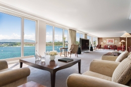 Ruang berkumpul di Royal Penthouse Suite- Hotel President Wilson. Sumber: www.marriot.com