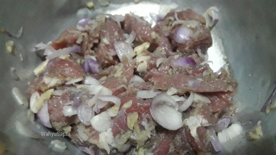 Campur irisan daging bersama irisan bawang merah dan bumbu halus hingga merata dalam wadah. Biarkan meresap kurleb 15 menit. | Foto: Wahyu Sapta