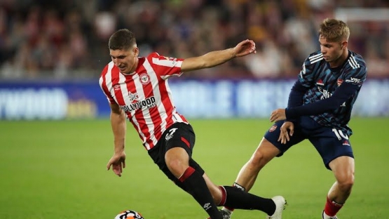 Rowe (kanan) menjadi andalan di lini tengah Arsenal dalam dua laga awal musim ini. Sumber: Action Images via Reuters