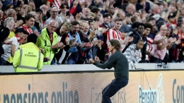 Manajer Brentford, T. Frank merayakan kemenangan perdana sebagai tim promosi di Premier League bersama suporter. Sumber: Action Images via Reuters