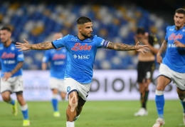 Pemain Napoli merayakan gol ke gawang Venezia. (via livematchupdate.com)