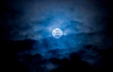 Ilustrasi bulan biru dalam pelukan (foto via kompas.com)