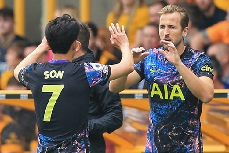 Harry Kane menggantikan Son Heung Min pada babak kedua laga melawan Wolves di Molineux (Foto AFP/Lindsay Parnaby via Kompas.com)