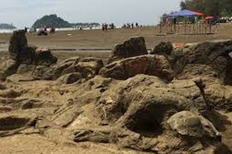 Batu Malin Kundang di Pantai Air Manis, Padang. Source: harianhaluan.com