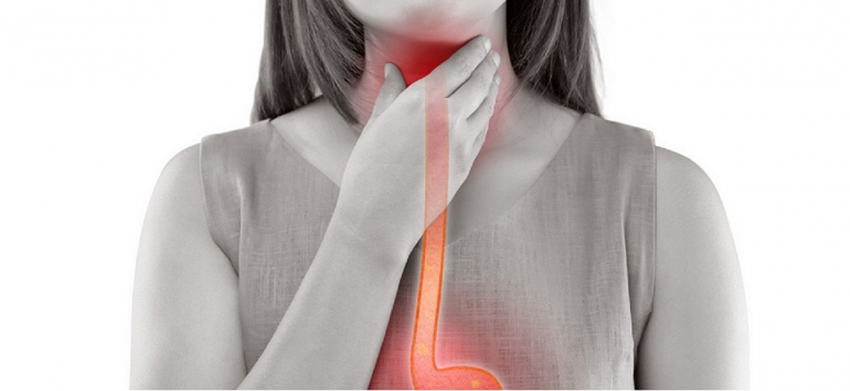 Seseorang yang sedang merasakan sakit tenggorokan karena radang amandel (sumber: pixabay/naturalherbclinic)