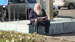 Lihat itu, sudah kakek-kakek asik membaca buku di tempat parkir, tapi ini di Moskow. Dokumen Syaripudin Zuhri.